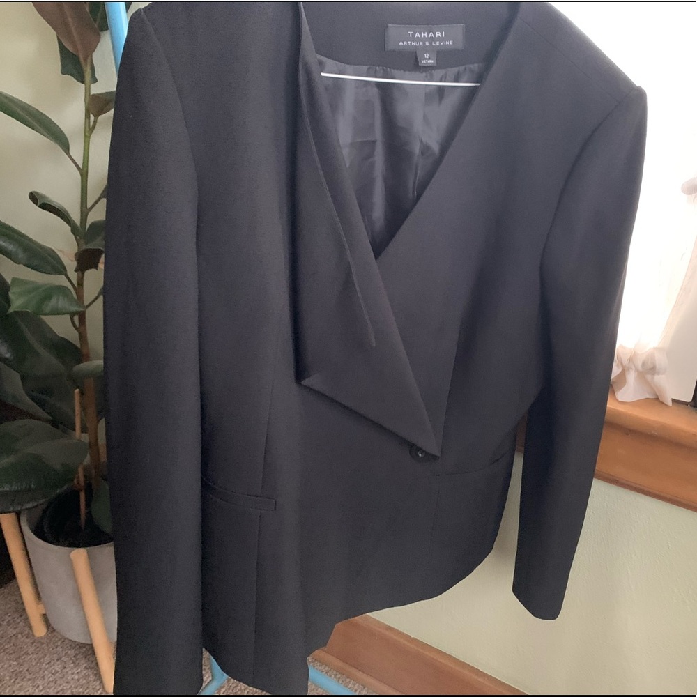 Tahari Arthur S. Levine blazer EUC